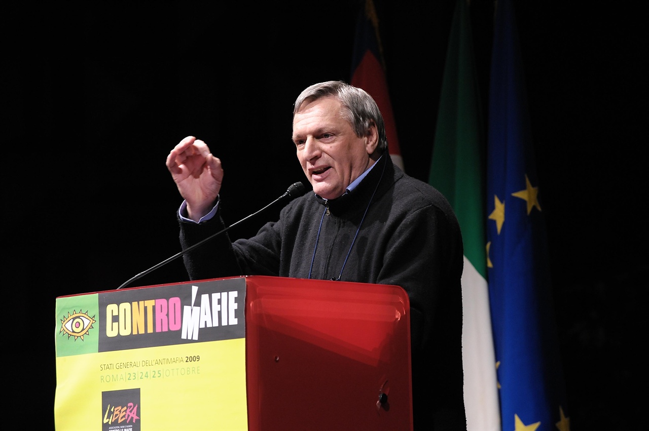Don Luigi Ciotti interviene agli Stati Generali dell’Antimafia nel 2009